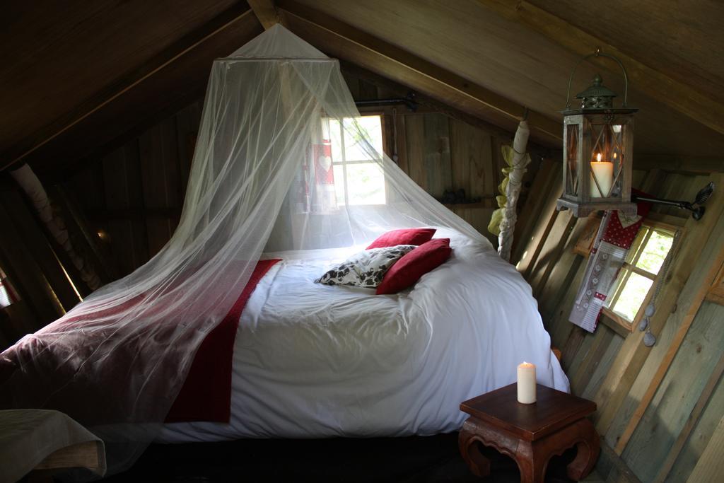 Insolite Dans Les Arbres Les Ormes, Epiniac Bed & Breakfast Exterior photo